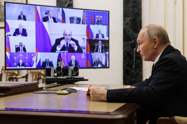 러시아의 블라디미르 푸틴 대통령은 21일 러시아 국가안보회의 화상회의에서 도널드 트럼프 미국 대통령이 제시한 우크라이나 평화안 28개항에 대해 "나는 그것이 최종 평화적 해결의 기반으로 이용될 수 있다고 믿는다"고 말했다. 2025. 11. 21 [타스=연합뉴스]