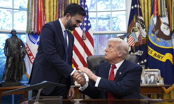 미국 시간 21일, 도널드 트럼프 .대통령과 조란 맘다니 뉴욕시장 당선자가 워싱턴DC의 백악관에서 만났다. 두 사람이 회담 이후 가진 기자회견에서 악수하고 있다. 맘다니 당선자 뒤로 조지 워싱턴 초대 대통령의 조각상이 보인다. (UPI/연합뉴스)