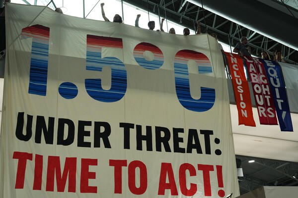 2025년 11월 21일, 브라질 벨렘에서 열린 제30차 유엔 기후변화총회(COP30)에서 활동가들이 "섭씨 1.5도 상승 위협: 행동할 때다!"라고 적힌 팻말을 들고 시위를 벌이고 있다. 2025.11.21.AP 연합뉴스