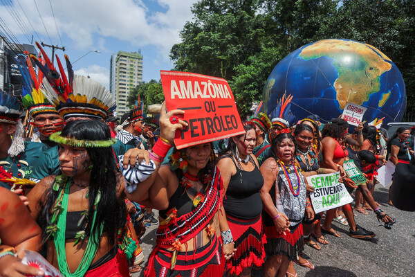 원주민들이 11월 17일 브라질 벨렘에서 열린 유엔 기후변화협약(COP30) 기간 동안 기후 정의와 영토 보호를 촉구하는 시위에 참여하고 있다. 2025.11.17. 로이터 연합뉴스