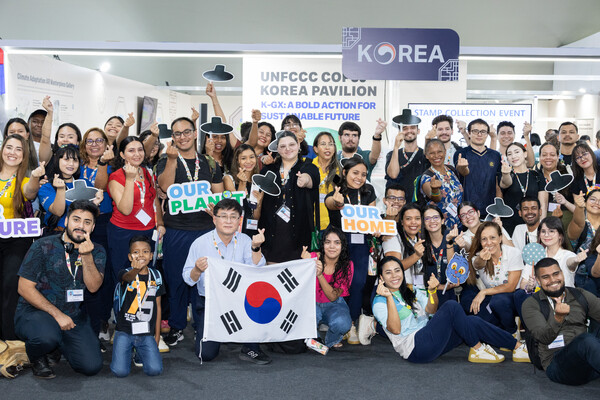 김성환 기후에너지환경부 장관이 18일(현지시간) 브라질 벨렝에서 열린 제30차 유엔기후변화협약당사국총회(COP30) 한국홍보관에서 K-POP 팬들의 기후행동 참여를 독려하며 기념 촬영을 하고 있다. 2025.11.19. 연합뉴스
