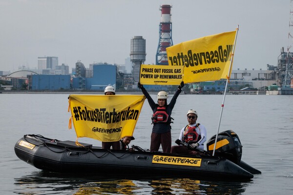 그린피스 인도네시아 활동가들이 11월 18일 브라질 벨렘에서 열린 제30차 유엔 기후변화협약 당사국총회(COP30)를 맞아 자카르타의 무아라 카랑 가스 화력 발전소 앞에서 해상 시위를 벌이고 있다. 이들은 국가 에너지 정책의 불일치를 항의하고 화석 연료 의존 종식을 촉구하고 있다.2025.11.18. AFP 연합뉴스