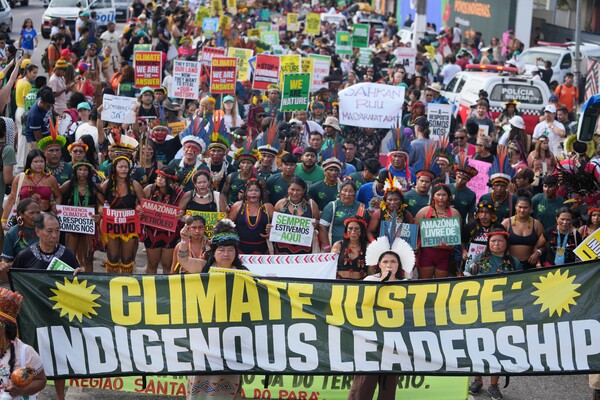 지난 11월 17일, 브라질 벨렘에서 열린 제30차 유엔 기후변화협약(COP30) 정상회의에서 원주민들이 기후 정의를 요구하는 시위에 참여하고 있다.2025.11.17. AP 연합뉴스