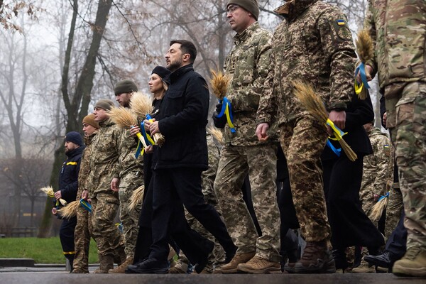 11월 22일 우크라이나 대통령 언론 서비스에서 촬영, 배포한 사진. 볼로디미르 젤렌스키 우크라이나 대통령(오른쪽에서 왼쪽)과 그의 부인 올레나 젤렌스카(왼쪽에서 오른쪽) 그리고 우크라이나 군인들이 키이우에 있는 국립 홀로도모르-대량학살 박물관에서 1932-1933년 기근 희생자들을 추모하는 모습. 2025.11.22. AFP 연합뉴스
