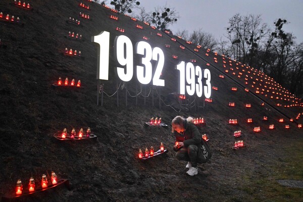 11월 22일, 러시아의 우크라이나 침공이 한창인 가운데, 한 남성이 키이우에 있는 홀로도모르-대량학살 국립 박물관에서 1932-1933년 기근 희생자들을 추모하며 촛불을 켜고 있다. 우크라이나는 스탈린 시대의 홀로도모르 기근 92주년을 맞았다. 이 기근은 수백만 명의 목숨을 앗아간 우크라이나 역사상 가장 암울한 사건 중 하나였다. 2025.11.22. AFP 연합뉴스