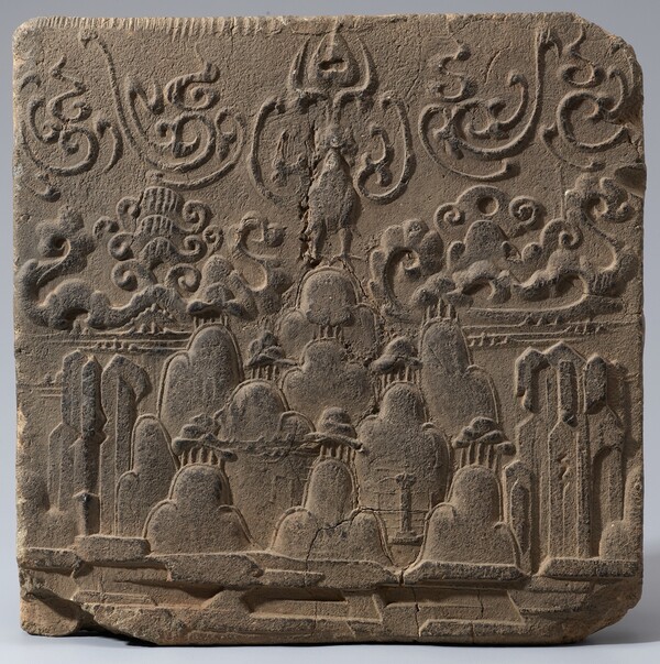 그림4) 산수무늬벽돌이다. 충남 부여군 외리의 문양전이 1963년에 일괄 보물로 지정됐다. 세로 29.1cm, 가로 28.7cm, 두께 4.2cm. 산수문전은 모두 2종류가 출토되었는데, 산과 나무, 그리고 물과 바위가 구름과 함께 잘 묘사되고 있는 산수화를 연상케 하고 있다. 도식화된 물결 위에 뾰족한 암석을 세우고 세봉우리로 이루어진 산이 있는데, 한 문양전에는 산속에 산사로 생각되는 건물과 승려상이 묘사되고 있어서 도교적인 느낌을 주면서도 불교적인 색채가 엿보인다. 그런데 두 전돌은 화제(畵題)와 그 기법은 서로 비슷하나 그 상면에 봉황과 흘러가는 구름문양이 각각 다르게 배치되고 있는 차이를 보이고 있다. 백제 회화의 한 단면을 잘 살펴볼 수 있는 백제미술의 걸작이다. (인용: 국립중앙박물관 소장품 정보)