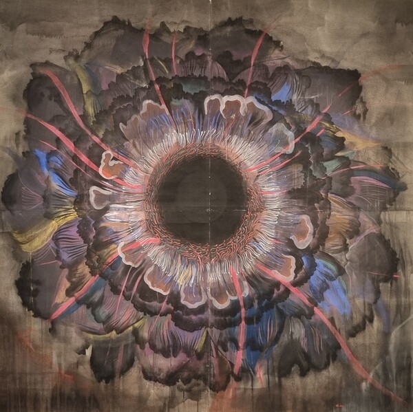 그림5) 강요배가 그린 ‘꽃’이란 작품이다. ‘중묘지문(衆妙之門)’을 꽃에 빗댄 그림이다. 종이에 포스터컬러와 파스텔로 그렸다. 크기는 156cmx156cm, 제작연도는 1981년이다.