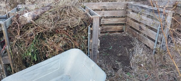 퇴비장. 좌측이 올해 영농부산물을 쌓아놓은 퇴비장, 우측이 작년에 영농부산물을 쌓아놓았던 퇴비장. 