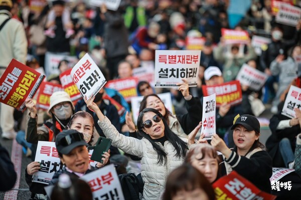 촛불승리전환행동(촛불행동, 상임대표 김민웅)은 15일 오후 3시 서울 서초역 2번 출구 인근 대법원 앞에서 165차 내란청산 국민주권 실현 전국집중촛불대행진을 열고 내란 세력의 최후 보루 조희대를 탄핵하고, 국회 추천 특별재판부의 설치를 요구했다. 2025. 11. 15 이호 작가