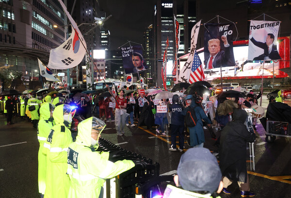 윤석열 전 대통령을 지지하는 극우 단체가 19일 오후 명동 주한중국대사관 인근에서 반중 집회를 벌이고 행진을 시작하자 경찰이 명동거리로 향하는 길을 막고 있다. 2025.9.19. 연합뉴스