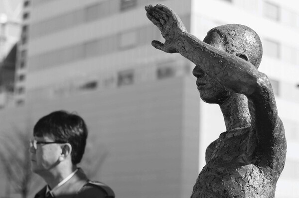 2023년 12월 25일 일본 영사관 앞 일제 강제동원 노동자 상 앞에서 필자