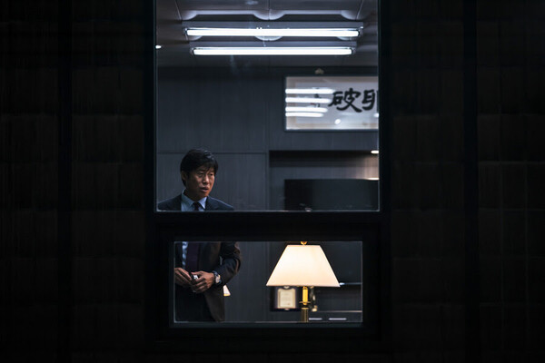 영화 ‘야당’의 한 장면. 검사실에 걸린 ‘소훼난파(巢毀卵破) 액자가 보인다.