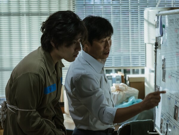 검사가 구속된 피의자에게 ‘작전’을 지시하는 영화 ‘야당’의 한 장면.