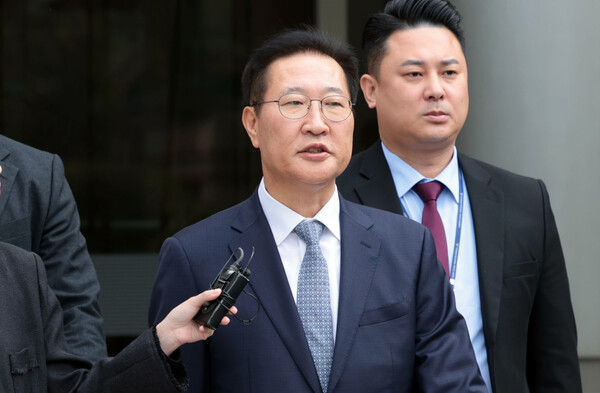 윤석열 전 대통령의 12·3 비상계엄 선포를 방조·가담한 혐의를 받는 박성재 전 법무부 장관이 14일 구속 전 피의자 심문(영장실질심사)을 마치고 서울 서초구 서울중앙지방법원을 나서고 있다. 2025.10.14. 연합뉴스