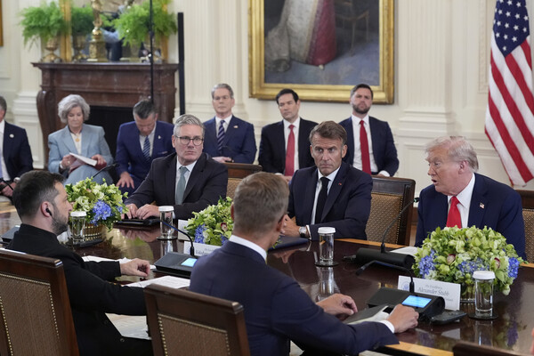 도널드 트럼프 미국 대통령이 18일 백악관 이스트룸에서 유럽 지도자들과 다자 정상회의를 하고 있다. 트럼프 왼쪽부터 시계반대 방향으로 에마뉘엘 마크롱 프랑스 대통령, 키어 스타머 영국 총리, 볼로디미르 젤렌스키 우크라이나 대통령, 알렉산데르 스투브 핀란드 총리. 뒤쪽에 JD 밴스 미 부통령과 마코 루비오 국무장관, 스콧 베센트 재무장관등이 배석해 있다. 2025.8.18. AP 연합뉴스 