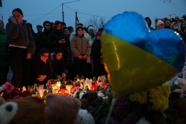  21일, 우크라이나 서부 테르노필에서 러시아 미사일이 아파트 건물을 타격했을 때 숨진 희생자들을 위한 임시 추모 장소에서 사람들이 조의를 표하고 있다. 2025. 11. 21 [로이터=연합뉴스]