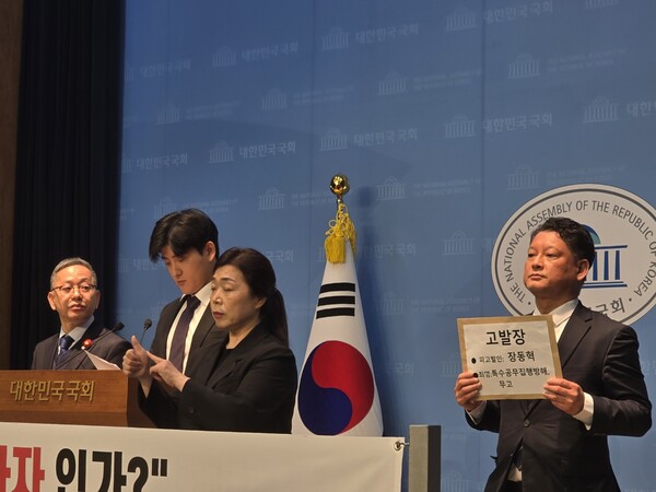 민주당 김문수 국회의원과 사법정의바로세우기시민행동(이하 사세행)은 25일 국회 소통관에서 '국민의힘 장동혁 대표, 내란수괴 윤석열 체포방해 등 특수공무집행방해 및 정성호 장관 무고 혐의 경찰 고발 기자회견'을 열었다. 2025.11.25. 김민주 기자