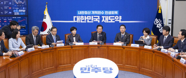 더불어민주당 정청래 대표가 20일 서울 여의도 국회에서 열린 사법개혁특별위원회 사법개혁안 발표에 참석해 사법 개혁안의 의미에 대해 설명하고 있다. 2025.10.20. 연합뉴스