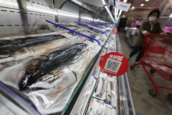 지난달 소비자물가 상승률이 2.4%를 기록하며 1년 3개월 만에 최고치를 기록했다. 이중 축산물은 5.3%, 수산물은 5.9% 올랐다. 특히 돼지고기(6.1%), 고등어(11.0%) 상승세가 두드러졌다. 서울 시내의 한 대형마트에 진열된 고등어. 2025.11.4 연합뉴스