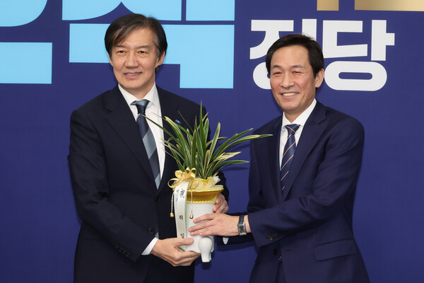 우상호 대통령실 정무수석이 25일 서울 여의도 국회에서 조국혁신당 조국 신임 대표를 예방해 이재명 대통령의 축하난을 전달하고 있다. 2025.11.25. 연합뉴스