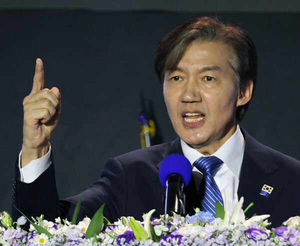 조국혁신당 조국 대표가 23일 오후 청주 오스코에서 열린 전당대회에서 당 대표로 선출된 뒤 소감을 발표하고 있다. 2025.11.23. 연합뉴스