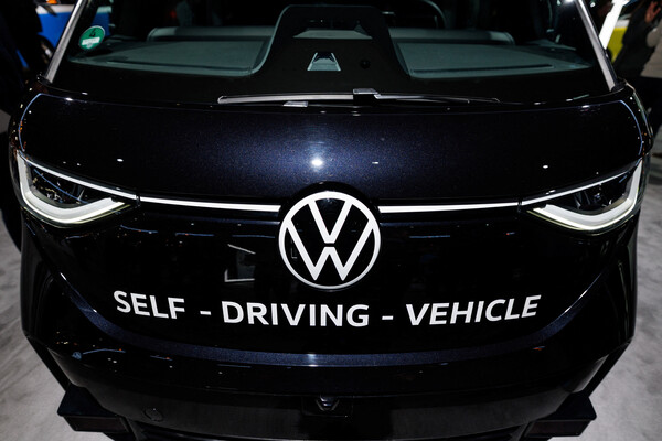11월 20일 미국 캘리포니아주 로스앤젤레스 컨벤션 센터에서 폭스바겐의 자율주행 컨셉트 I.D 버즈 우버가 공개됐다. 2025.11.20. 로이터 연합뉴스