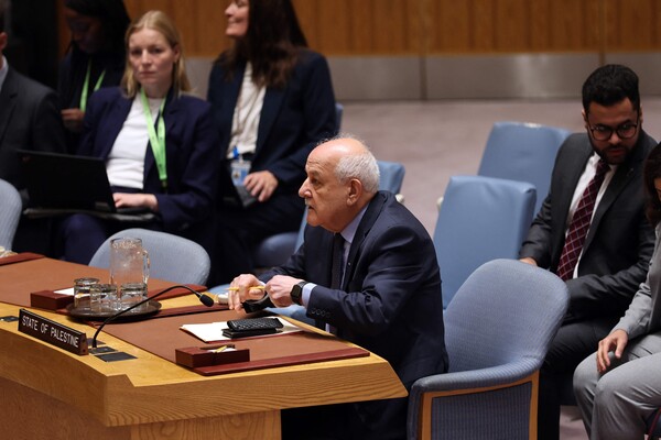 리야드 만수르 팔레스타인 대사가 24일 뉴욕 유엔본부에서 열린 유엔 안전보장이사회 회의에 참석하고 있다. 2025. 11. 24 [AFP=연합뉴스]