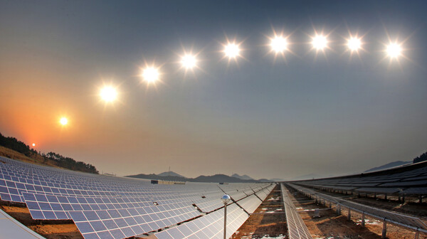  전남 신안군 지도읍에 건설된 세계 최대 규모의 추적식 태양광발전소단지. 연합뉴스