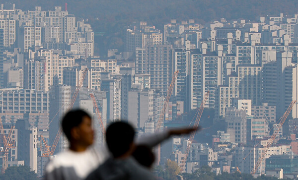 10·15대책 발표 전인 지난 9월 서울 아파트 10건 중 약 3.7건을 30대가 사들이며 30대 매수 비중이 4년 만에 최대를 기록했다. 사진은 9일 오전 서울 남산에서 바라본 아파트의 모습. 2025.11.9 연합뉴스