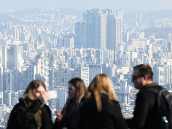 서울 남산에서 바라다 보이는 서울 시내 일부의 모습. 최근 서울의 아파트 거래량이 급증한 것으로 나타났다. 국토교통부의 10월 주택통계에 따르면 전국 아파트 거래량은 5만 6363건으로 전월 대비 13.5%, 작년 동월 대비 31.3% 증가했다. 서울(1만 1041건)이 전월보다 62.5%, 작년 동월 대비로는 176.0% 늘었다. 사진은 28일 서울 남산에서 내려다 본 아파트. 2025.11.28. 연합뉴스