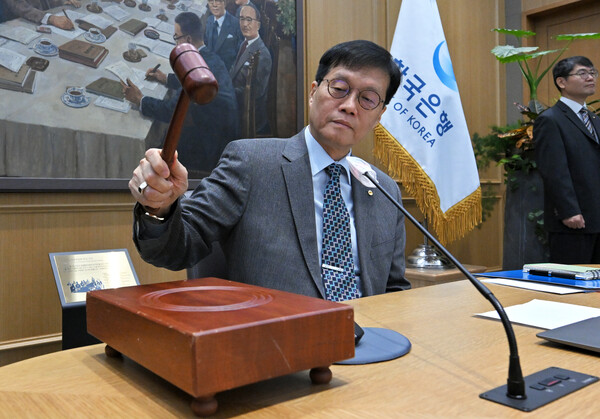 이창용 한국은행 총재가 27일 서울 중구 한국은행 본관에서 열린 금융통화위원회 본회의에서 의사봉을 두드리고 있다. 2025.11.27. 연합뉴스