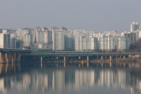 10·15 부동산 대책 여파로 서울 아파트 매매 시장이 위축된 가운데 특히 한강벨트 일대 아파트 거래량이 크게 줄어든 것으로 나타났다. 특히 마포, 성동, 광진, 동작, 강동구 등 한강벨트 지역의 거래량 감소가 두드러졌다. 이날 서울 성동구 아파트 단지. 2025.12.7. 연합뉴스