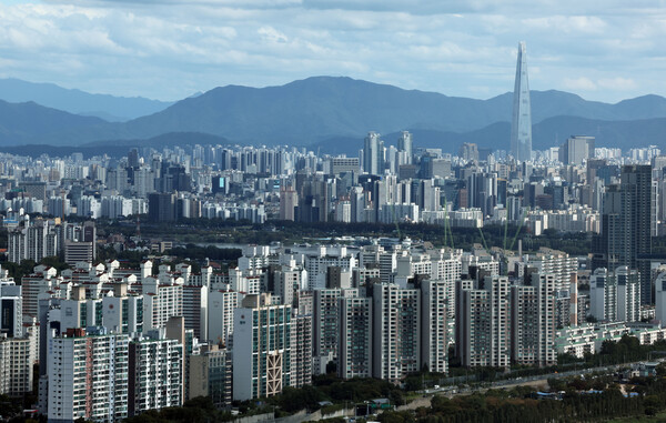 정부는 15일 '주택시장 안정화 대책'을 발표했다. 서울 25개 자치구 전체와 경기도 12개 지역이 조정대상지역과 투기과열지구로 묶여 규제지역으로 추가된다. 사진은 이날 서울 여의도 63빌딩에서 바라본 강남북 집합건물(아파트·다세대·연립·오피스텔) 모습. 2025.10.15. 연합뉴스