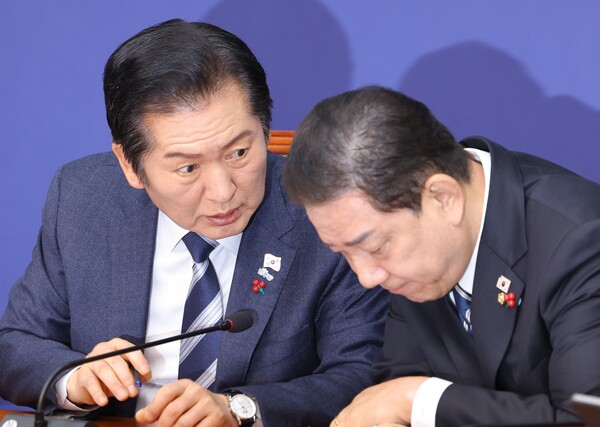 더불어민주당 정청래 대표(왼쪽)와 김병기 원내대표가 22일 서울 여의도 국회에서 열린 최고위원회의에서 논의하고 있다. 2025.12.22. 연합뉴스