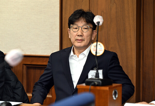 국민의힘 권성동 의원이 3일 서울 서초구 서울중앙지법에서 열린 통일교로부터 불법 정치자금을 수수한 혐의 사건 1차 공판에 출석해 재판을 기다리고 있다. 2025.11.3 [사진공동취재단] 연합뉴스