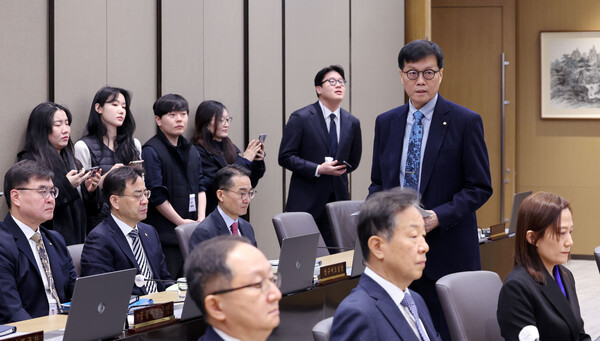 이창용 한국은행 총재가 15일 서울 중구 한국은행에서 열린 금융통화위원회 통화정책방향 회의에 참석하고 있다. 2026.1.15. 공동취재