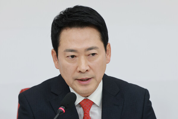 국민의힘 장동혁 대표가 12일 국회에서 이재명 대통령과의 오찬에 불참하는 것과 관련해 입장을 밝히고 있다. 2026.2.12. 연합뉴스