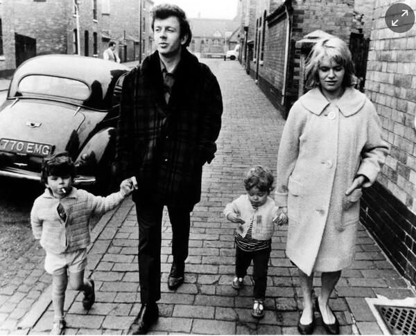 �� ��ġ ���� ��ǰ 'ĳ��, ������ �Ϳ�'(Cathy Come Home).&nbsp; ����� 2�� 13��