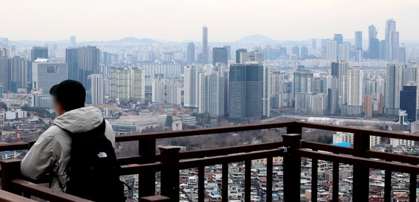 서울 강남 3구(서초·강남·송파구)와 용산구의 아파트 가격이 하락 전환한 것으로 나타난 지난달 26일 서울 남산 전망대에서 바라본 시내 곳곳에 아파트 단지가 빼곡하게 들어서 있다. 같은 날&nbsp;한국부동산원 발표에 따르면 상급지로 꼽히는 강남구(-0.06%)와 송파구(-0.03%), 서초구(-0.02%), 용산구(-0.01%)가 가격을 낮춘 급매물 등의 영향으로 일제히 하락 전환했다.&nbsp;정부는 다주택자 규제를 중심으로 집값을 잡겠다는 의지를 연일 내보이고 있다. 2026.2.26 연합뉴스