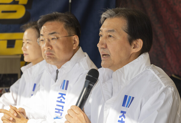 조국혁신당 조국 대표가 23일 국회 본청 앞 정치개혁 천막 농성장에서 열린 최고위원회의에서 검찰 개혁에 이은 언론 개혁의 필요성에 대해 발언하고 있다. 2026.3.23. 연합뉴스