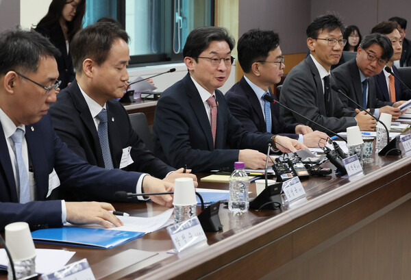 이억원 금융위원장이 1일 서울 종로구 정부서울청사에서 열린 가계부채 점검회의에서 발언하고 있다. 2026.4.1. 연합뉴스