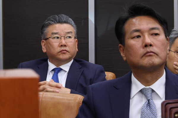 김태효&nbsp;전 국가안보실 1차장과 유병호 감사원 감사위원이 21일 국회 '윤석열 정권 정치검찰 조작기소 의혹 사건 진상규명 국정조사특별위원회'에서 열린 서해 공무원 피격·통계조작·윤석열 명예훼손 허위보도 조작기소 의혹 사건에 대한 청문회에서 증인 선서를 마친 뒤 자리에 앉아 지켜보고 있다. 2026.4.21 국회사진기자단 연합뉴스