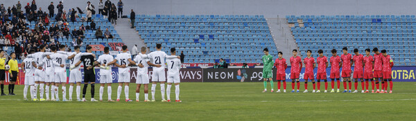 19일 오후(현지시간) 요르단 암만 국제경기장에서 열린 2026 북중미 월드컵 아시아 3차 예선 B조 한국과 팔레스타인의 경기.한국 축구대표팀 선수들과 팔레스타인 선수들이 경기 시작 전 이스라엘-팔레스타인 전쟁으로 희생된 희생자들을 위한 추모의 시간을 갖고 있다. 2024.11.20. 연합뉴스