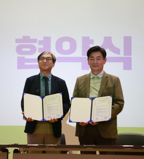 20일 오후 서울 여의도 국회의원회관 대강당에서 김성재 서울국제휘슬러영화제 집행위원장과 안남일 인문콘텐츠학회 회장이 업무협약을 맺고 협약서를 들어 보이고 있다. 사진 서울국제휘슬러영화제 집행위원회